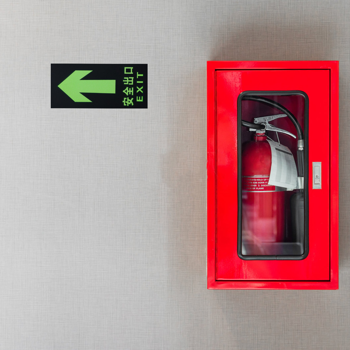 Emergency Exit Sign - 8 adet güvenlik çıkış işareti aydınlık
